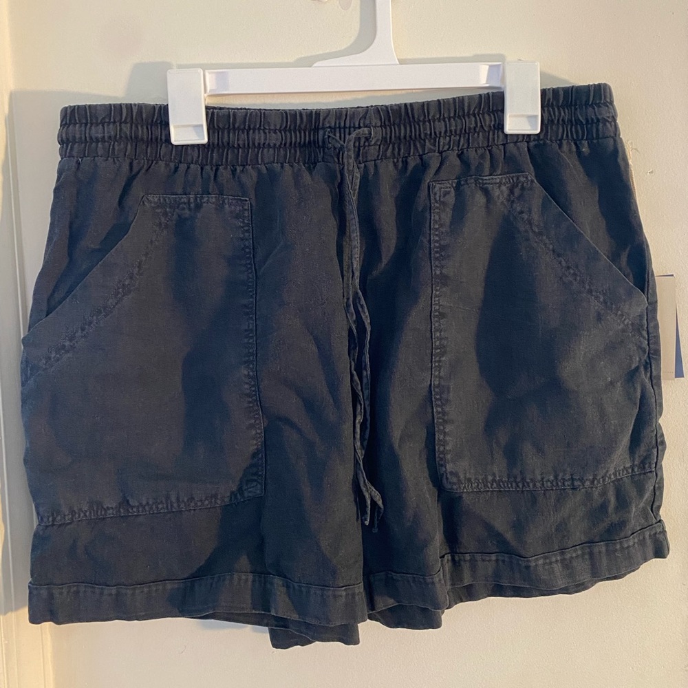 Black drawstring linen shorts